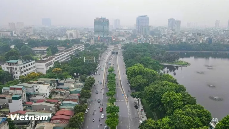 Tuyến phố Đại Cồ Việt-Xã Đàn, nơi đây có hầm Kim Liên và đi qua công viên Thống Nhất. 