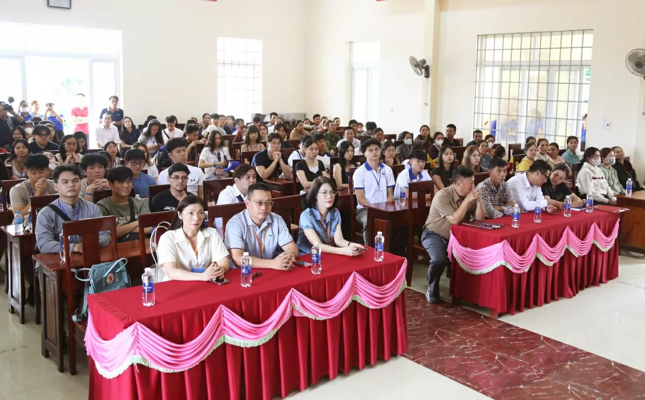 Trại hè Việt Nam 2025 đã phối hợp cùng chính quyền xã Ea Na tổ chức chương trình thiện nguyện giúp đỡ 35 hộ gia đình có hoàn cảnh khó khăn trong Buôn Tuôr B. (Ảnh: Thành Long)