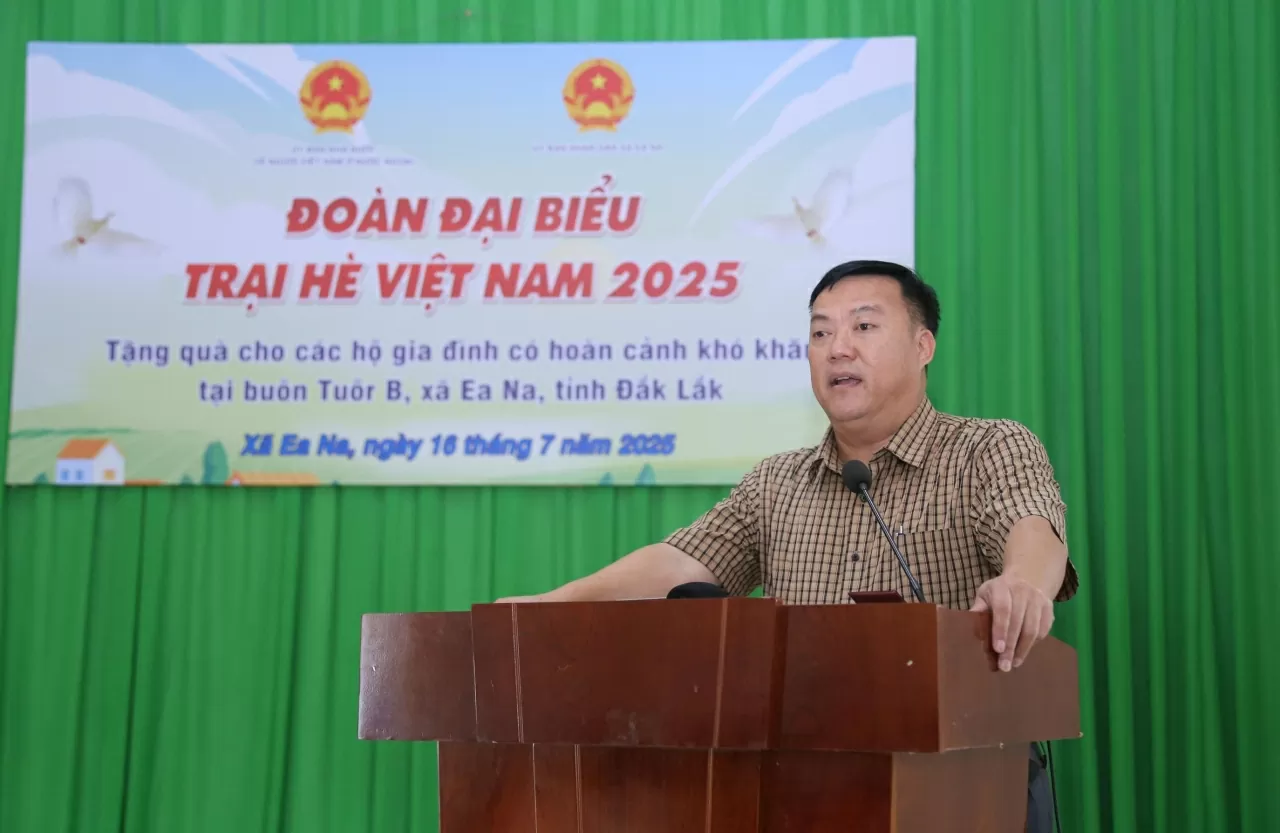 Phó Chủ tịch Ủy ban nhân dân xã Ea Na Nguyễn Đức Chơn thay mặt bà con nhân dân Buôn Tuôr B gửi lời cảm ơn đến Ban tổ chức Trại hè Việt Nam 2025. (Ảnh: Thành Long)