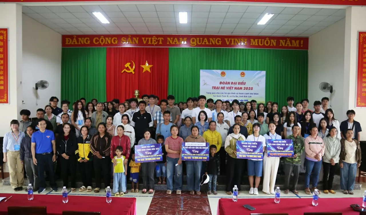 Đoàn Trại hè Việt Nam 2025 chụp ảnh chung cùng bà con nhân dân Buôn Tuôr B. (Ảnh: Thành Long) Đoàn Trại hè Việt Nam 2025 chụp ảnh chung cùng bà con nhân dân Buôn Tuôr B. (Ảnh: Thành Long)