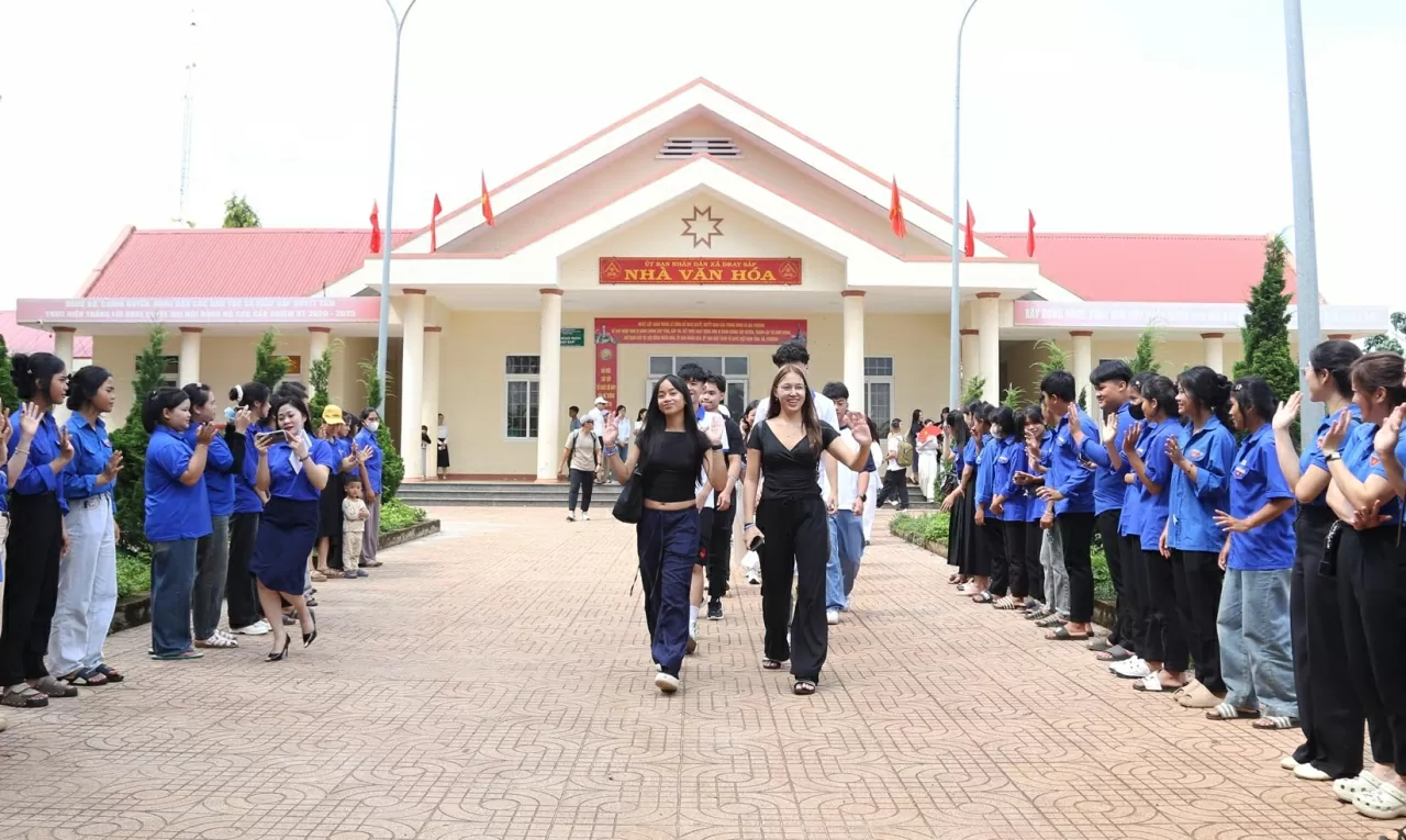 Chương trình thiện nguyện giúp gắn kết những kiều bào trẻ xe quê hương với bà con trên mọi miền tổ quốc. (Ảnh: Thành Long) Chương trình thiện nguyện giúp gắn kết những kiều bào trẻ xe quê hương với bà con trên mọi miền tổ quốc. (Ảnh: Thành Long)