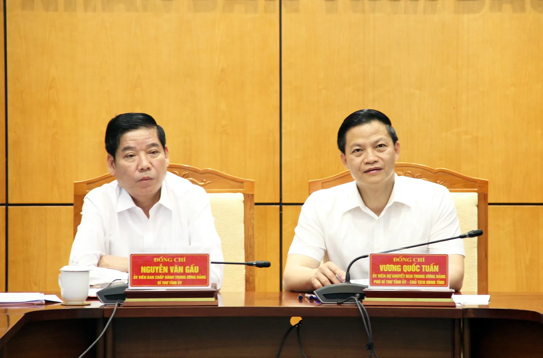Bí thư Tỉnh ủy Nguyễn Văn Gấu và Chủ tịch UBND tỉnh Vương Quốc Tuấn dự hội nghị tại điểm cầu tỉnh Bắc Ninh. Bí thư Tỉnh ủy Nguyễn Văn Gấu và Chủ tịch UBND tỉnh Vương Quốc Tuấn dự hội nghị tại điểm cầu tỉnh Bắc Ninh.