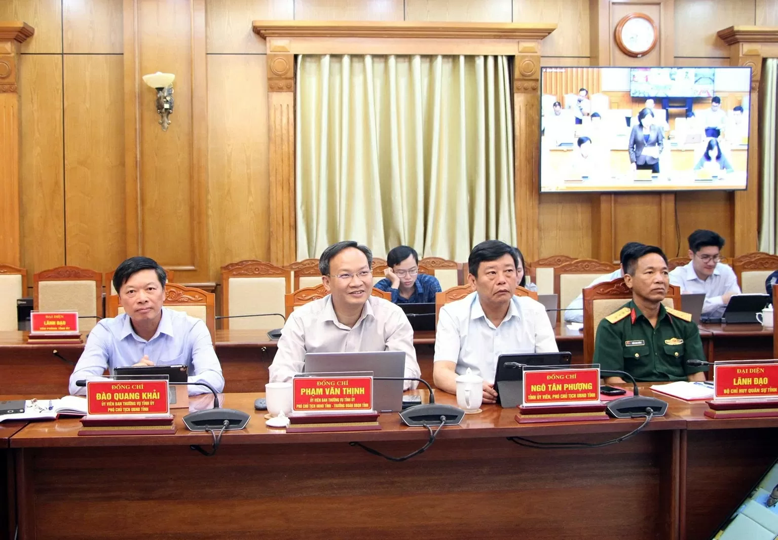 Các Phó Chủ tịch UBND tỉnh dự hội nghị.