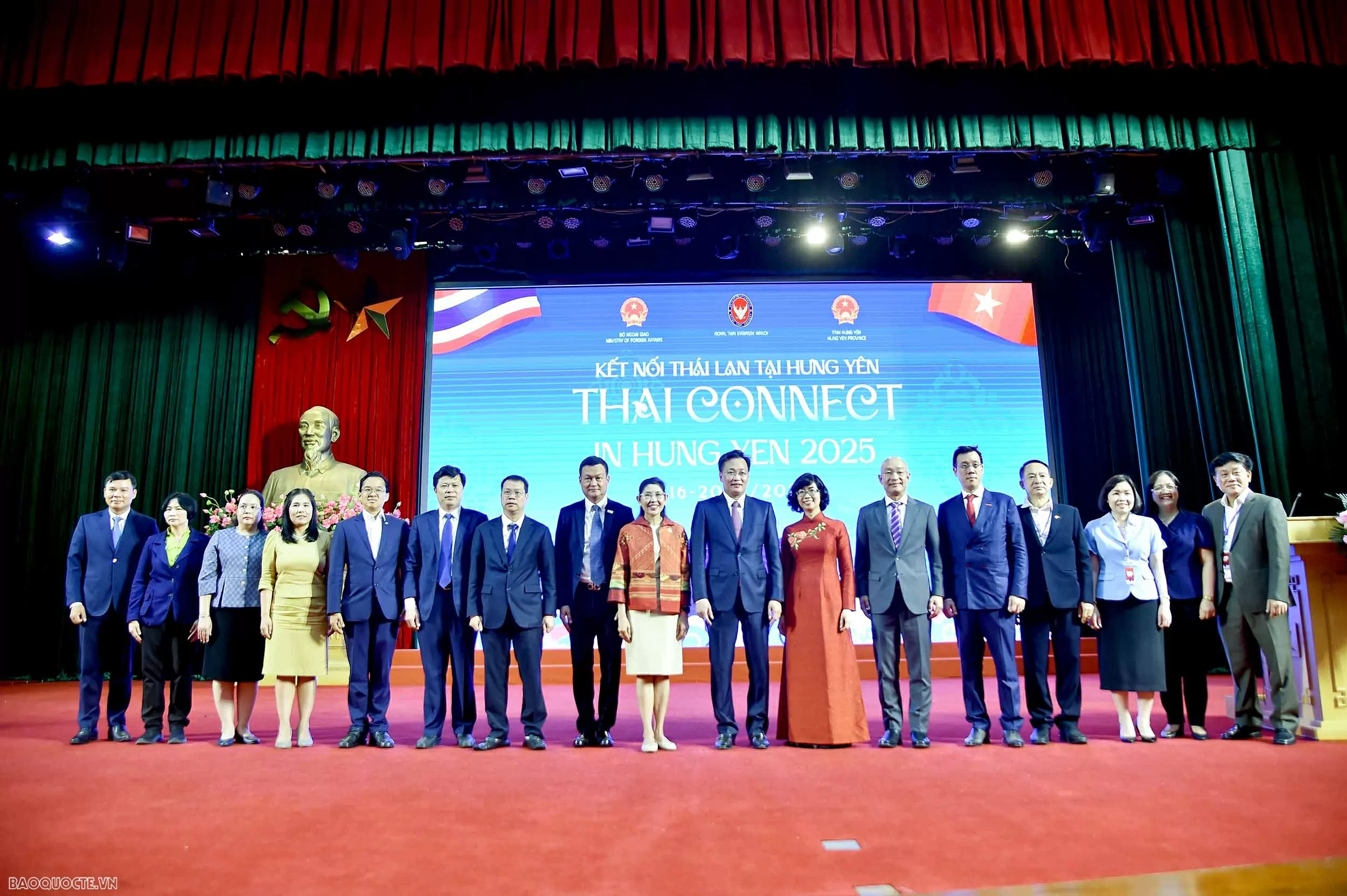 Bí thư Tỉnh ủy Nguyễn Hữu Nghĩa, Đại sứ Thái Lan Urawadee Sriphiromya, Cục trưởng Cục Ngoại vụ và Ngoại giao văn hóa Lê Thị Hồng Vân chụp ảnh chung cùng các đại biểu tham dự Diễn đàn doanh nghiệp “Kết nối Thái Lan tại Hưng Yên”. Bí thư Tỉnh ủy Nguyễn Hữu Nghĩa, Đại sứ Thái Lan Urawadee Sriphiromya, Cục trưởng Cục Ngoại vụ và Ngoại giao văn hóa Lê Thị Hồng Vân chụp ảnh chung cùng các đại biểu tham dự Diễn đàn doanh nghiệp “Kết nối Thái Lan tại Hưng Yên”.