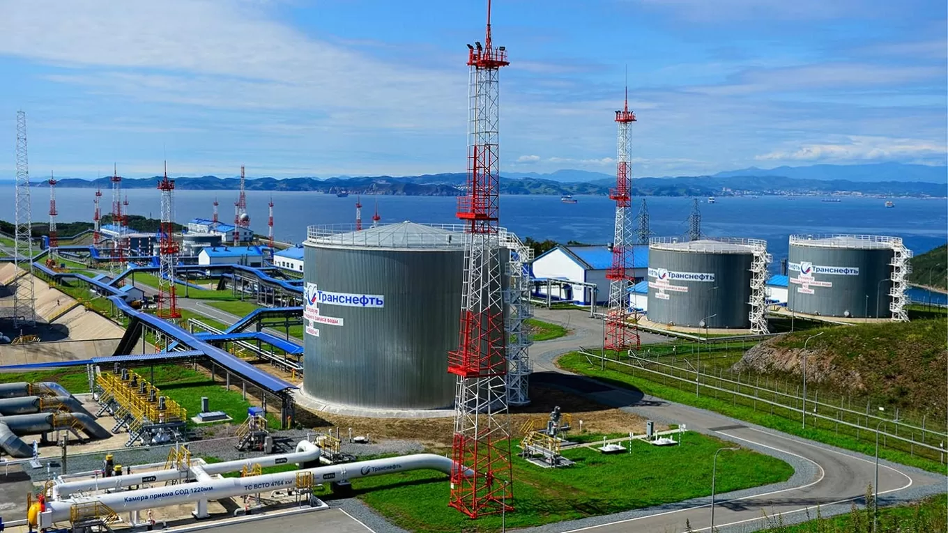 Trừng phạt dầu Nga: Tổng thống Trump xem xét ưu ái Hungary; hai tàu của Moscow lênh đênh ở kênh đào Suez