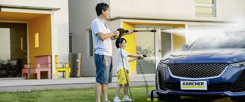 Đánh bay mọi vết bẩn với máy rửa xe áp lực cao Kaercher.