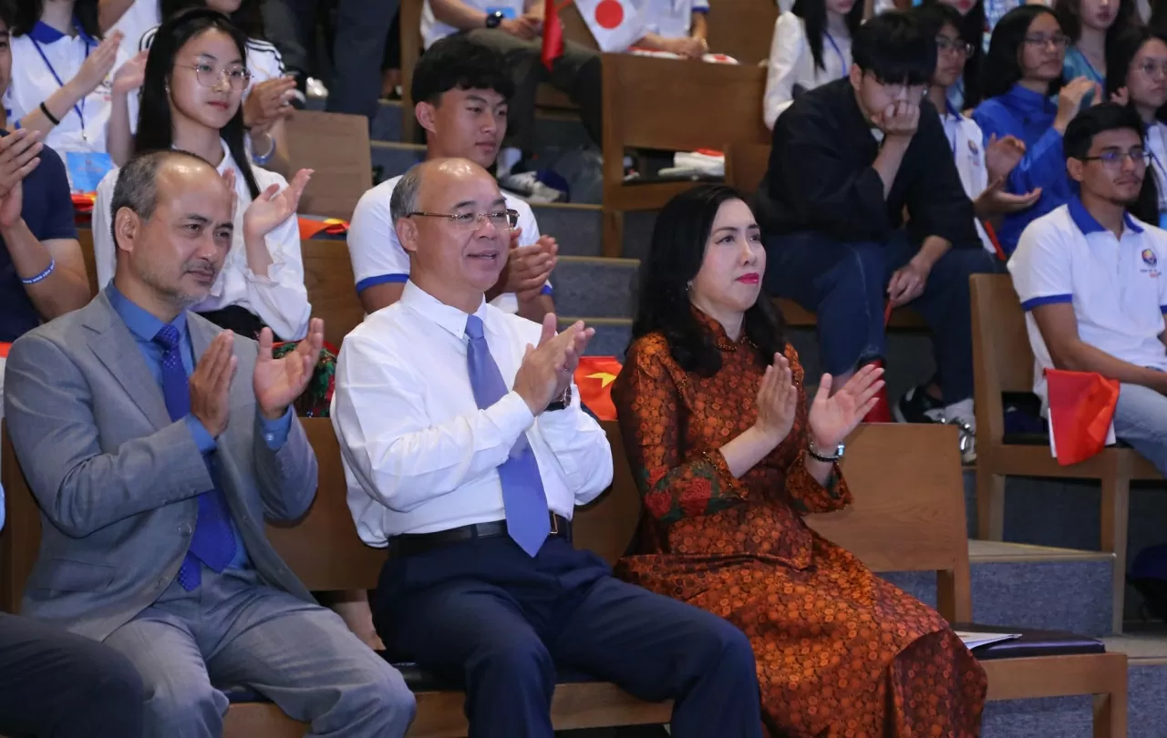Khai mạc có sự hiện diện của Thứ trưởng Bộ Ngoại giao Lê Thị Thu Hằng; Phó Chủ tịch UBND tỉnh Đắk Lắk ông Trương Công Thái và Chủ nhiệm Ủy ban Nhà nước về người Việt Nam ở nước ngoài Nguyễn Trung Kiên Khai mạc có sự hiện diện của Thứ trưởng Bộ Ngoại giao Lê Thị Thu Hằng; Phó Chủ tịch UBND tỉnh Đắk Lắk ông Trương Công Thái và Chủ nhiệm Ủy ban Nhà nước về người Việt Nam ở nước ngoài Nguyễn Trung Kiên