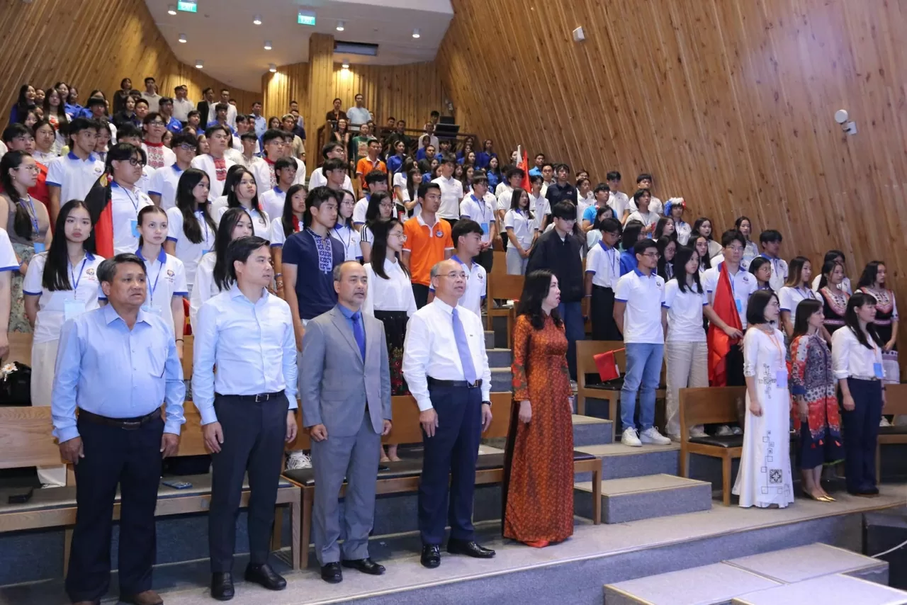 Toàn bộ khách mời và đại biểu thực hiện nghi thức Chào cờ trước khi bắt đầu buổi Lễ. (Ảnh: Thành Long)