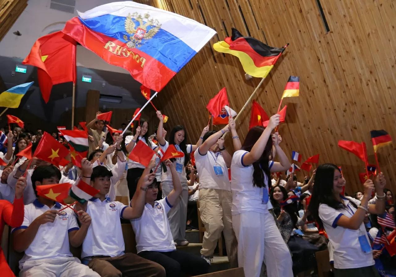 Đại biểu của từng quốc gia lần lượt tiến lên sân khấu chào khách mời. (Ảnh: Thành Long) Đại biểu của từng quốc gia lần lượt tiến lên sân khấu chào khách mời. (Ảnh: Thành Long)