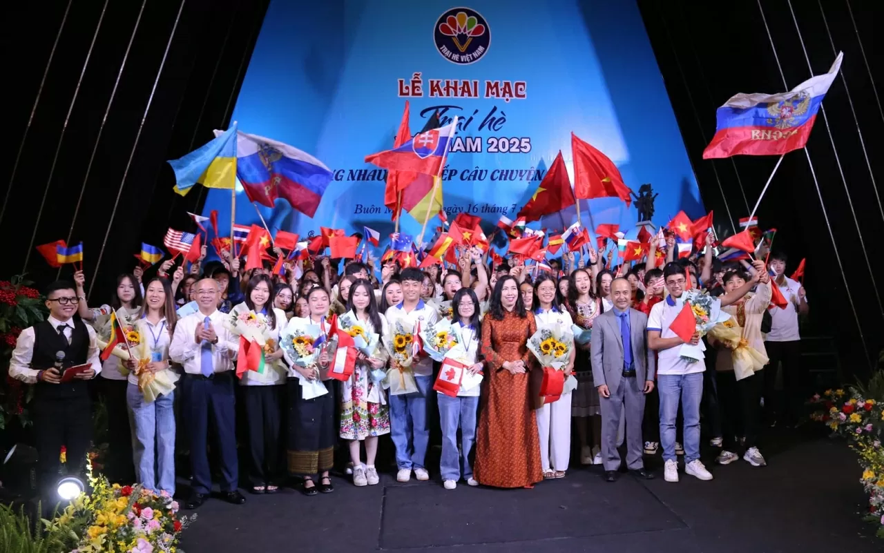 110 đại biểu kiều bào nhận hoa chúc mừng và chụp ảnh chung cùng các vị lãnh đạo. (Ảnh: Thành Long) 110 đại biểu kiều bào nhận hoa chúc mừng và chụp ảnh chung cùng các vị lãnh đạo. (Ảnh: Thành Long)