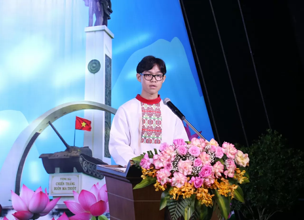 Đại biểu Nguyễn Đức Minh đến từ Liên Bang Nga, đại diện 110 kiều bào phát biểu tại buổi lễ. (Ảnh: Thành Long)