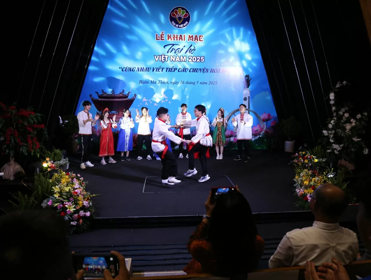 Nhóm kiều bào từ Liên Bang Nga biểu diễn điệu nhảy truyền thống của Nga. (Ảnh: Thành Long) Nhóm kiều bào từ Liên Bang Nga biểu diễn điệu nhảy truyền thống của Nga. (Ảnh: Thành Long)