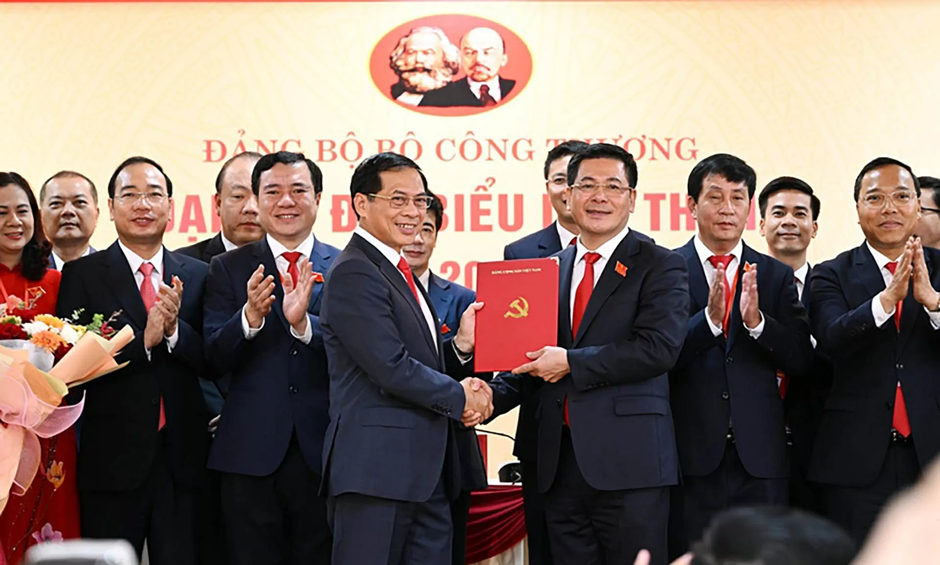 Phát huy vai trò nòng cốt, trụ cột của ngành Công Thương trong phát triển kinh tế đất nước Phát huy vai trò nòng cốt, trụ cột của ngành Công Thương trong phát triển kinh tế đất nước