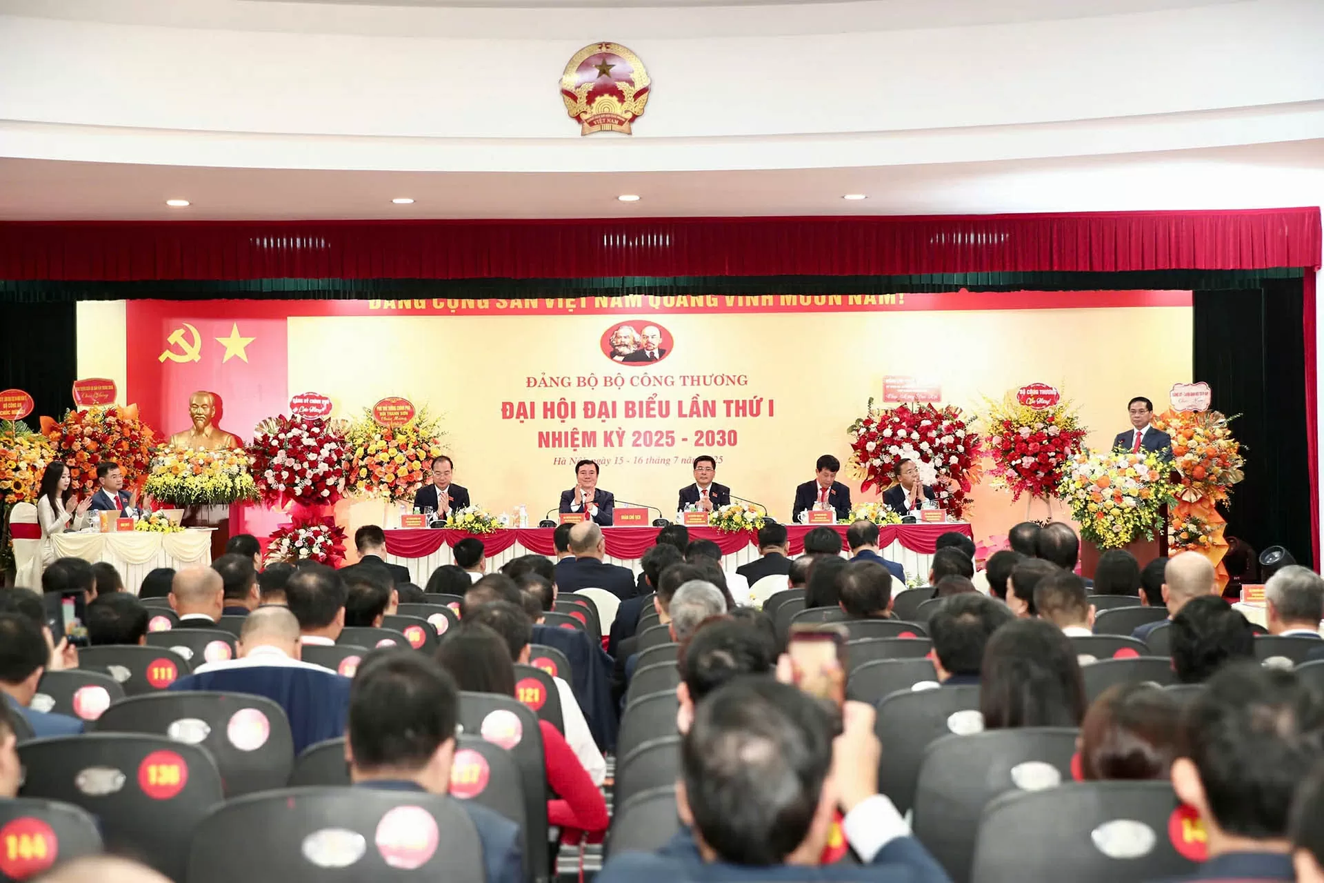 Phát huy vai trò nòng cốt, trụ cột của ngành Công Thương trong phát triển kinh tế đất nước Phát huy vai trò nòng cốt, trụ cột của ngành Công Thương trong phát triển kinh tế đất nước