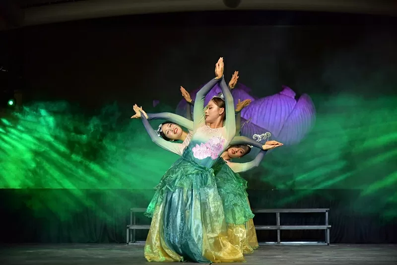 Việc lồng ghép show diễn văn hóa vào chương trình du lịch không chỉ làm phong phú trải nghiệm mà còn góp phần quảng bá giá trị truyền thống, phát triển kinh tế đêm và nâng cao năng lực cạnh tranh cho điểm đến. Việc lồng ghép show diễn văn hóa vào chương trình du lịch không chỉ làm phong phú trải nghiệm mà còn góp phần quảng bá giá trị truyền thống, phát triển kinh tế đêm và nâng cao năng lực cạnh tranh cho điểm đến.