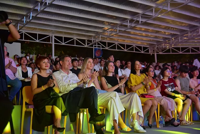 Du  khách  thích  thú  khi xem  chương  trình  The Alma Show