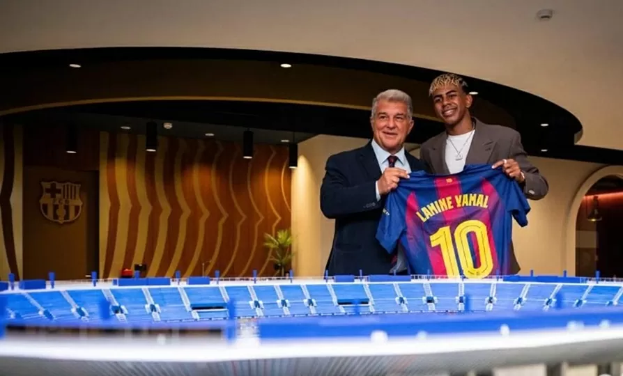 Yamal rạng rỡ nhận số áo huyền thoại của Barca