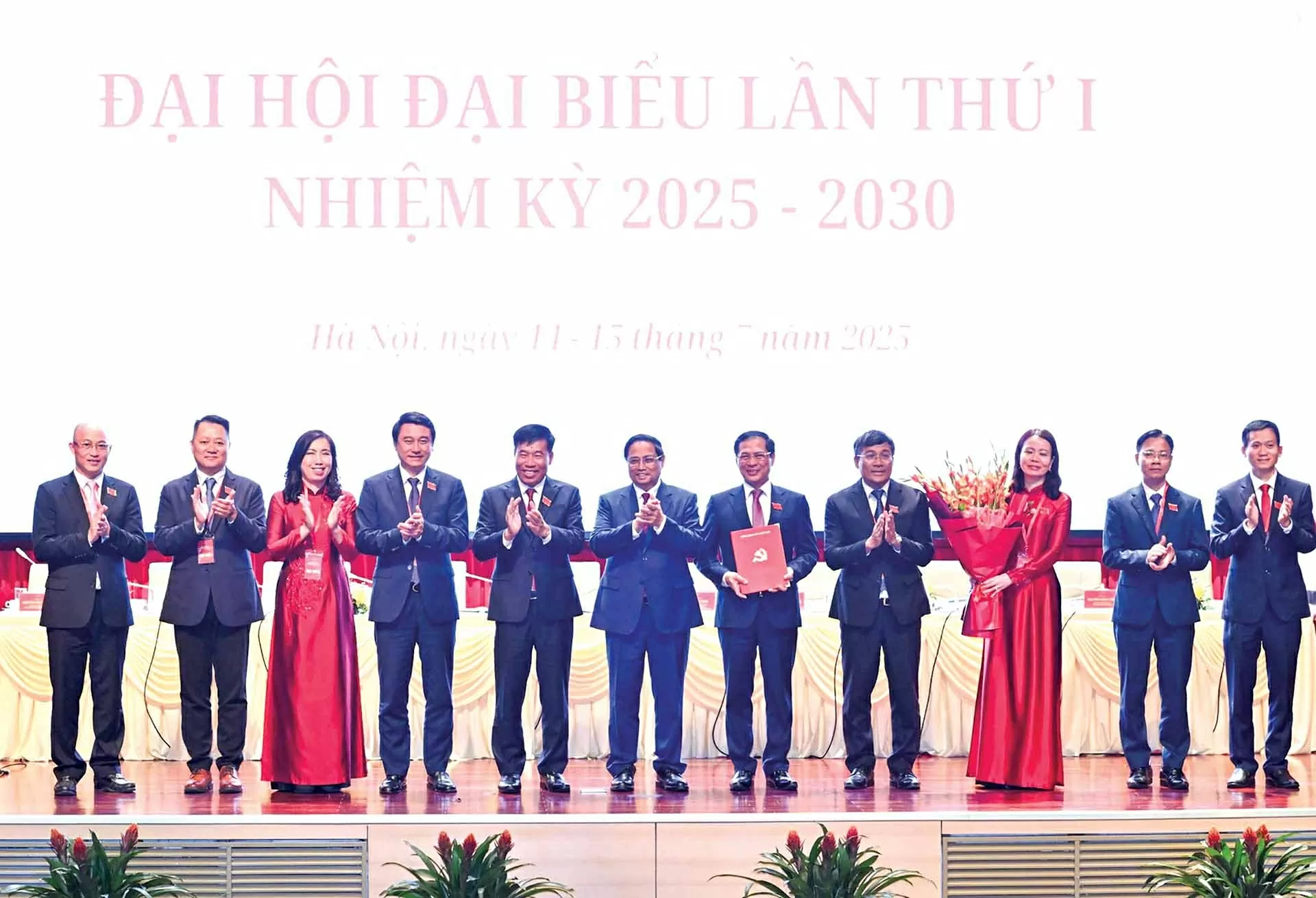 Thủ tướng Chính phủ Phạm Minh Chính và  các đồng chí trong Ban Thường vụ Đảng ủy Bộ Ngoại giao nhiệm kỳ 2025-2030. (Ảnh: Quang Hòa)
