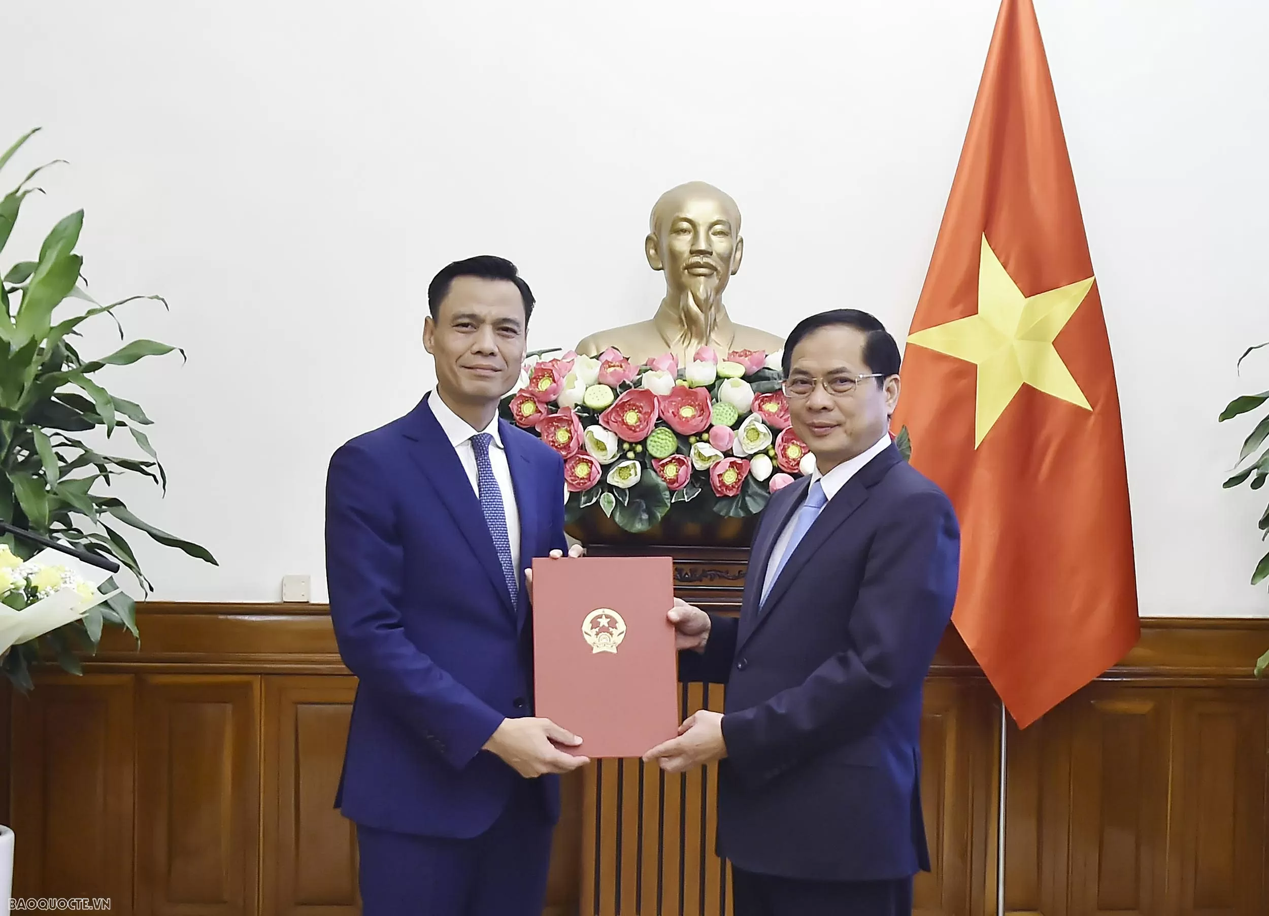 Phó Thủ tướng, Bộ trưởng Ngoại giao Bùi Thanh Sơn trao quyết định bổ nhiệm Thứ trưởng Bộ Ngoại giao Phó Thủ tướng, Bộ trưởng Ngoại giao Bùi Thanh Sơn trao quyết định bổ nhiệm Thứ trưởng Bộ Ngoại giao