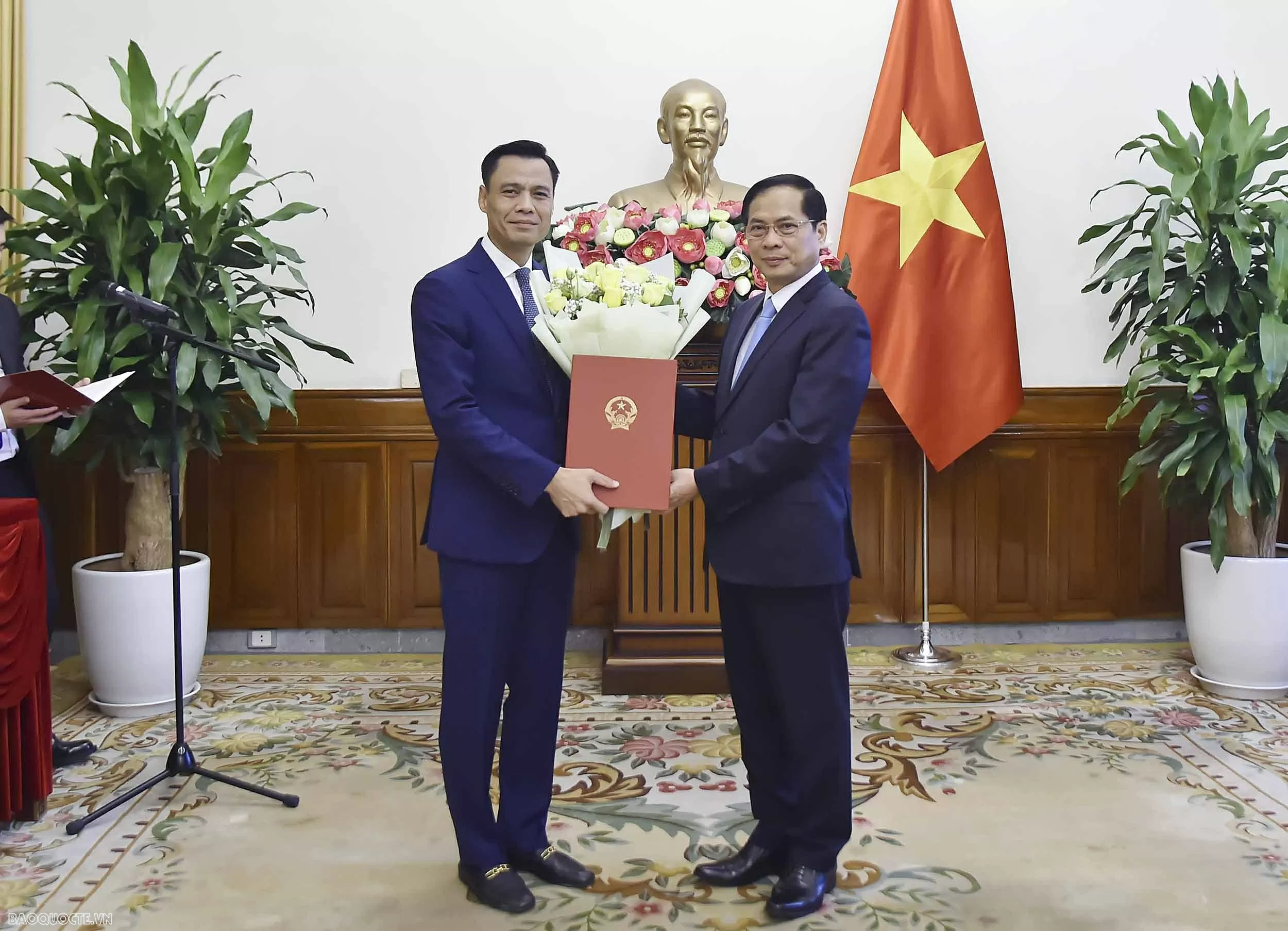 Phó Thủ tướng, Bộ trưởng Ngoại giao Bùi Thanh Sơn trao quyết định bổ nhiệm Thứ trưởng Bộ Ngoại giao Phó Thủ tướng, Bộ trưởng Ngoại giao Bùi Thanh Sơn trao quyết định bổ nhiệm Thứ trưởng Bộ Ngoại giao