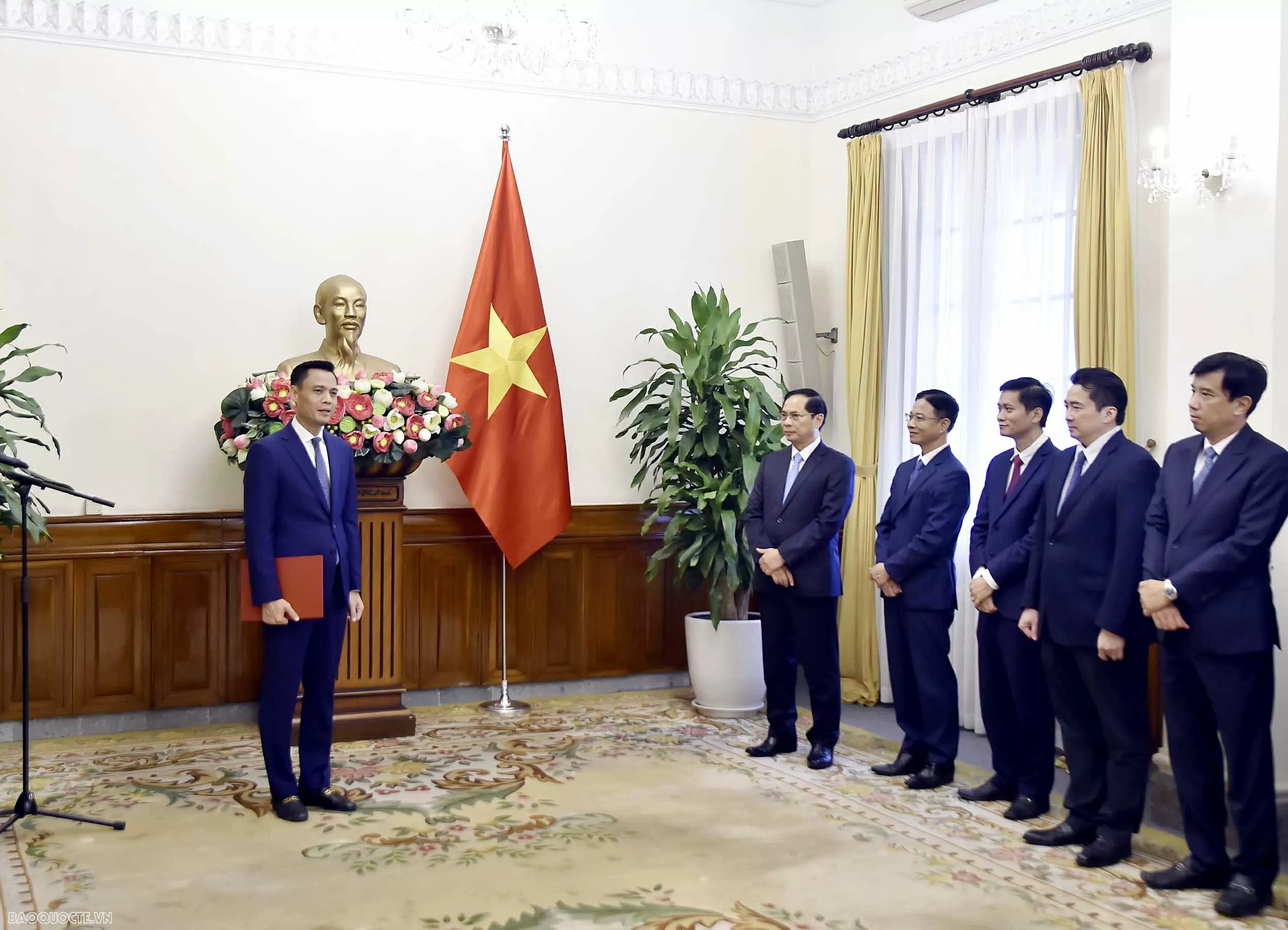 Phó Thủ tướng, Bộ trưởng Ngoại giao Bùi Thanh Sơn trao quyết định bổ nhiệm Thứ trưởng Bộ Ngoại giao Phó Thủ tướng, Bộ trưởng Ngoại giao Bùi Thanh Sơn trao quyết định bổ nhiệm Thứ trưởng Bộ Ngoại giao