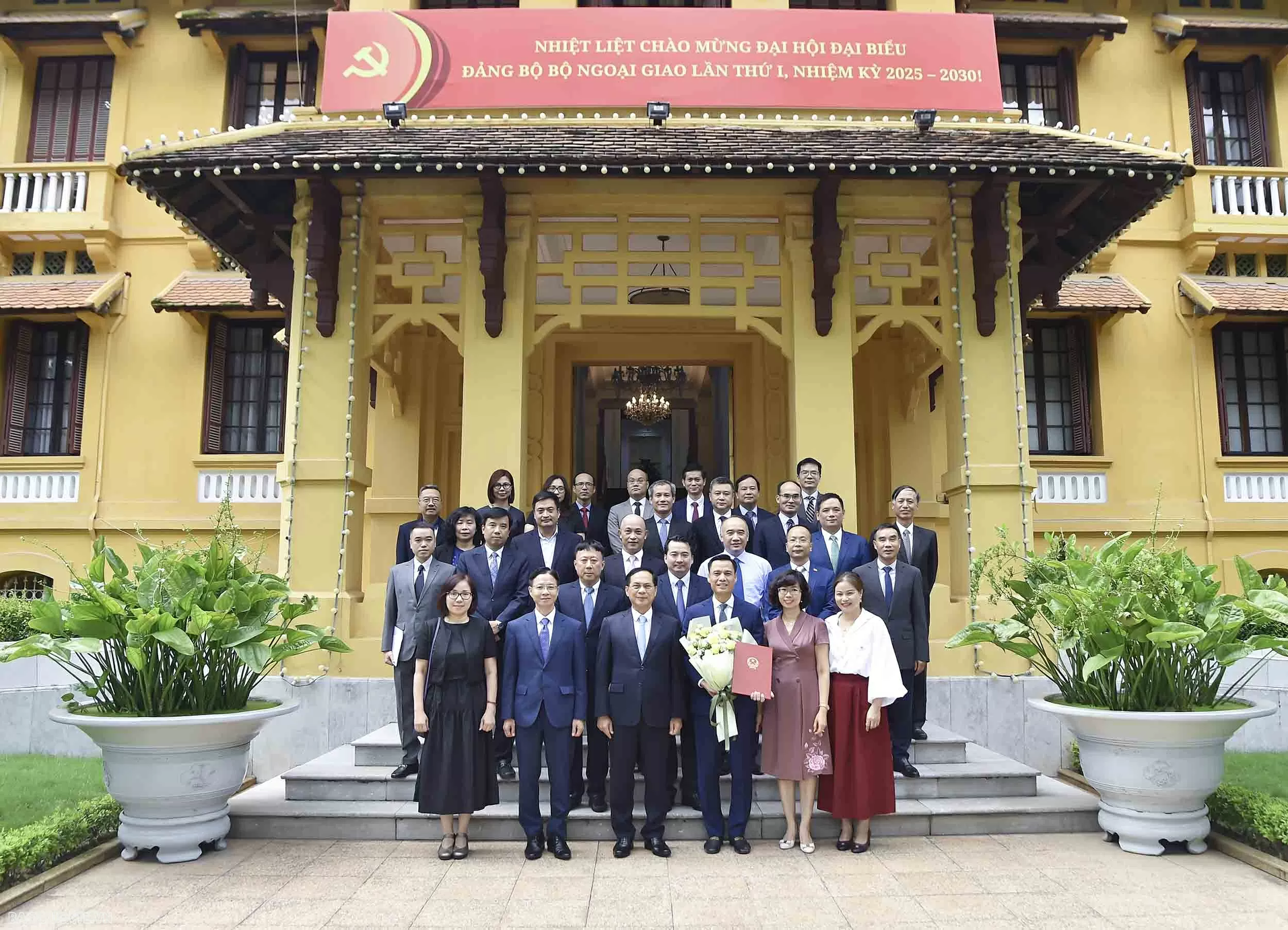 Phó Thủ tướng, Bộ trưởng Ngoại giao Bùi Thanh Sơn trao quyết định bổ nhiệm Thứ trưởng Bộ Ngoại giao Phó Thủ tướng, Bộ trưởng Ngoại giao Bùi Thanh Sơn trao quyết định bổ nhiệm Thứ trưởng Bộ Ngoại giao