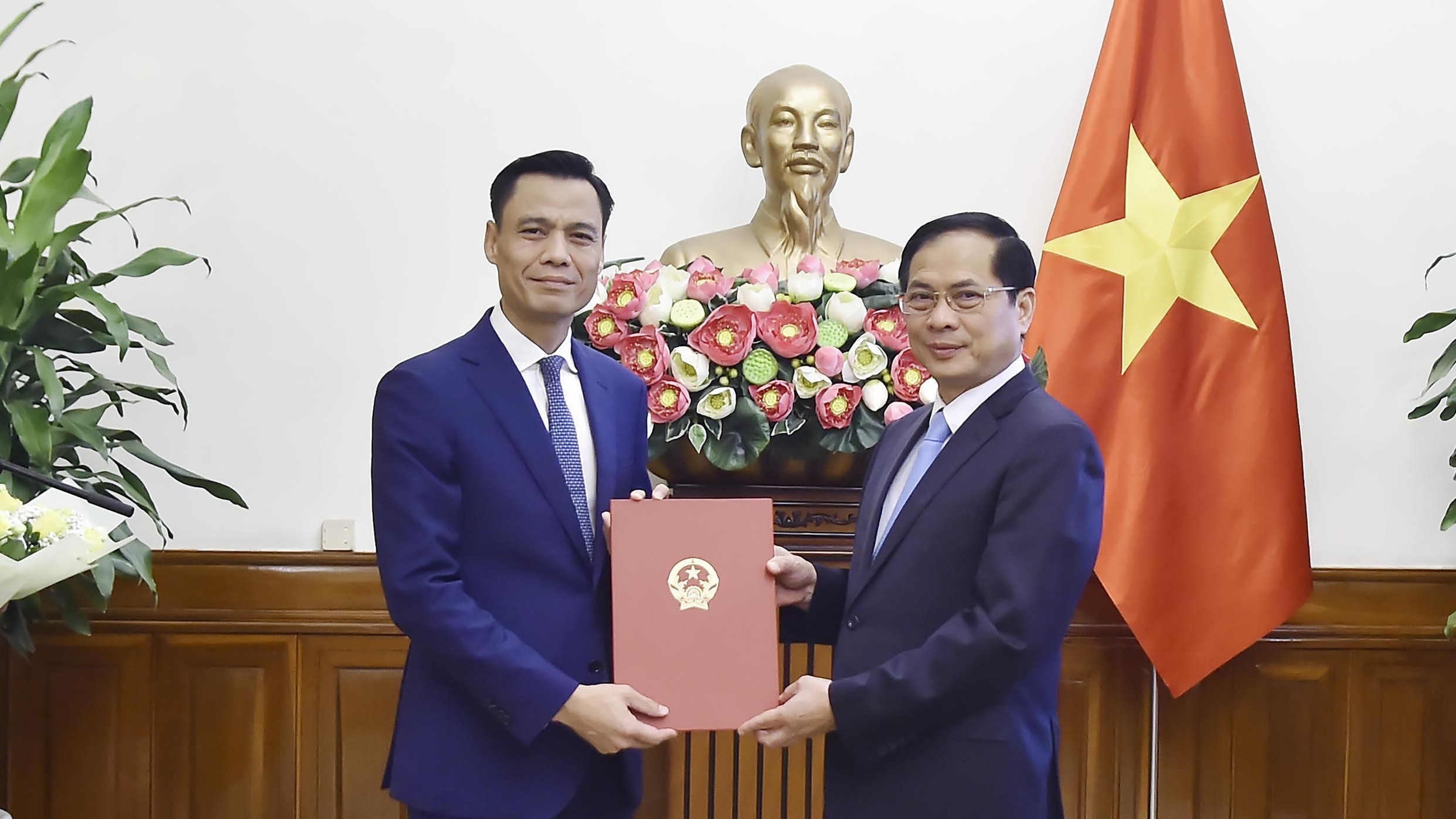 pho thu tuong bo truong bui thanh son trao quyet dinh bo nhiem thu truong ngoai giao