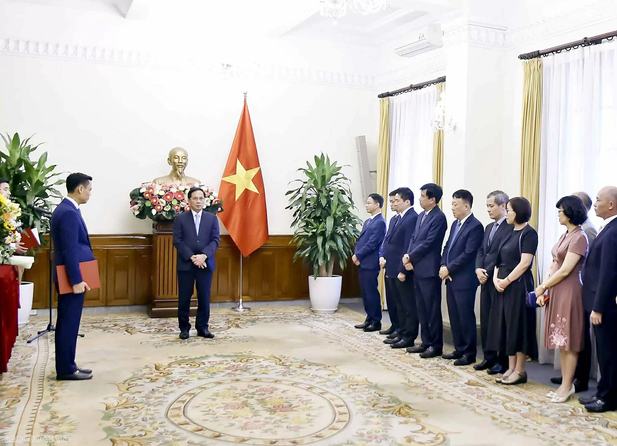 Phó Thủ tướng, Bộ trưởng Ngoại giao Bùi Thanh Sơn trao quyết định bổ nhiệm Thứ trưởng Bộ Ngoại giao Phó Thủ tướng, Bộ trưởng Ngoại giao Bùi Thanh Sơn trao quyết định bổ nhiệm Thứ trưởng Bộ Ngoại giao