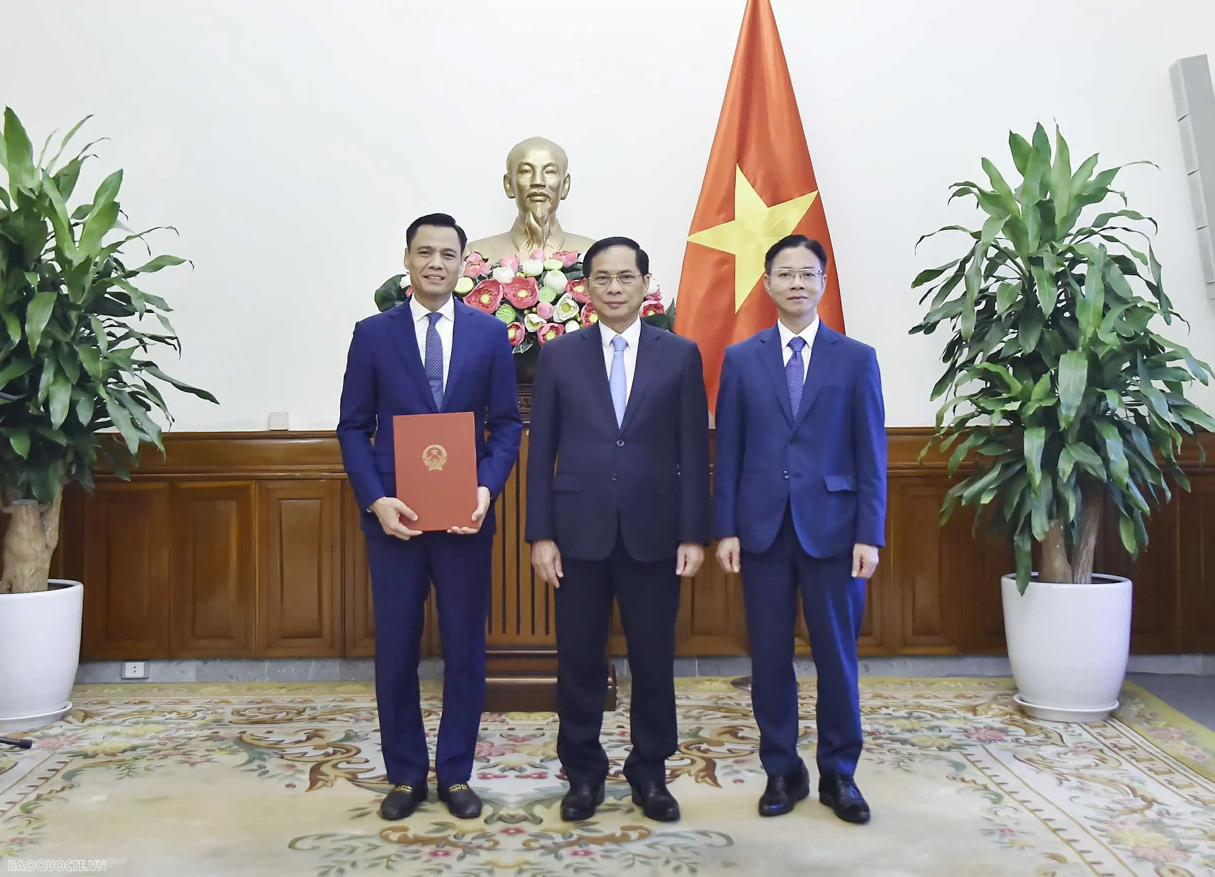 Phó Thủ tướng, Bộ trưởng Ngoại giao Bùi Thanh Sơn trao quyết định bổ nhiệm Thứ trưởng Bộ Ngoại giao Phó Thủ tướng, Bộ trưởng Ngoại giao Bùi Thanh Sơn trao quyết định bổ nhiệm Thứ trưởng Bộ Ngoại giao