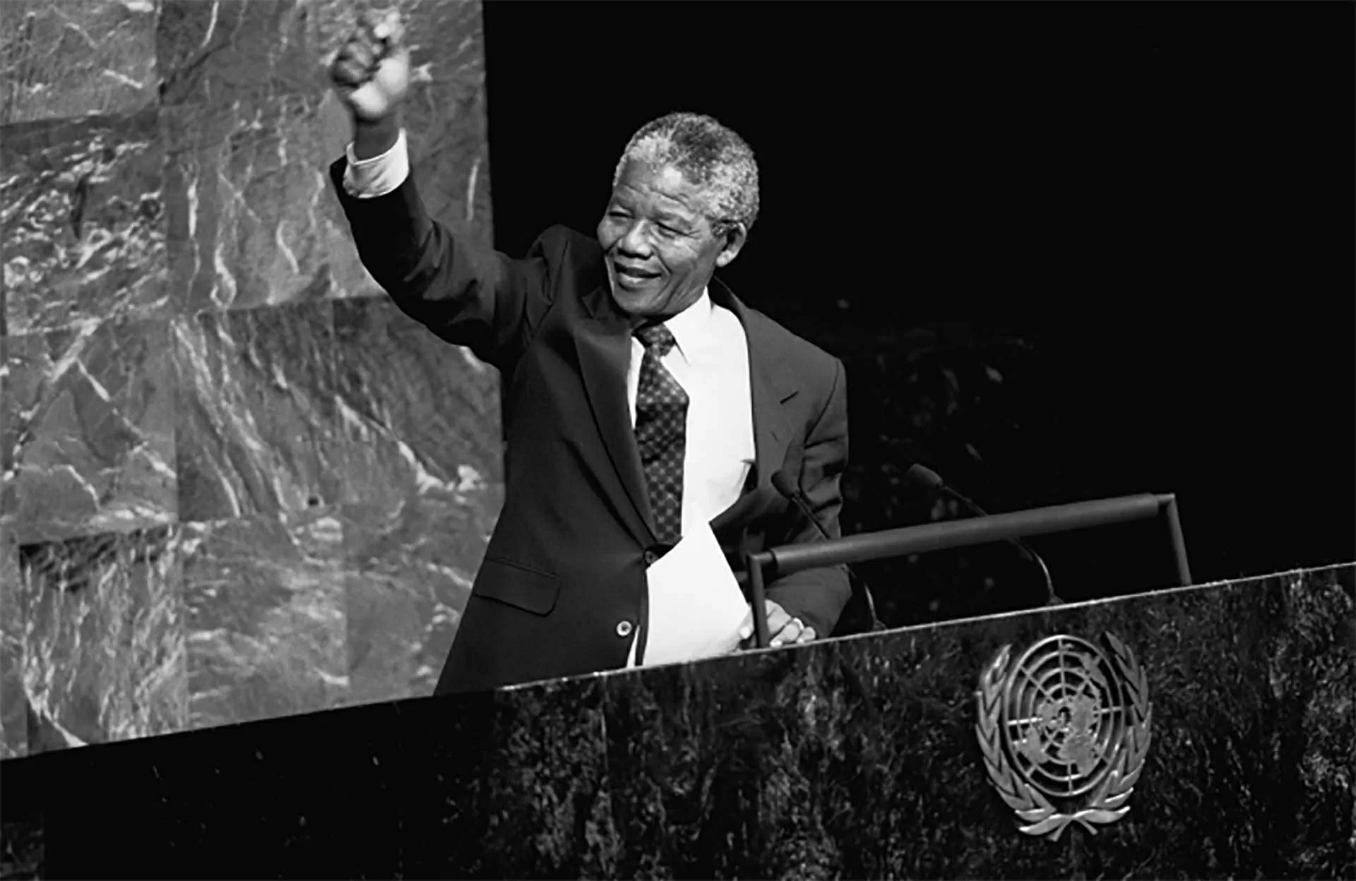 Phó Chủ tịch ANC Nelson Mandela lần đầu tiên xuất hiện và phát biểu trước Ủy ban Đặc biệt của Liên hợp quốc về Chống phân biệt chủng tộc tại New York, ngày 22/6/1990. (Nguồn: Liên hợp quốc) Phó Chủ tịch ANC Nelson Mandela lần đầu tiên xuất hiện và phát biểu trước Ủy ban Đặc biệt của Liên hợp quốc về Chống phân biệt chủng tộc tại New York, ngày 22/6/1990. (Nguồn: Liên hợp quốc)