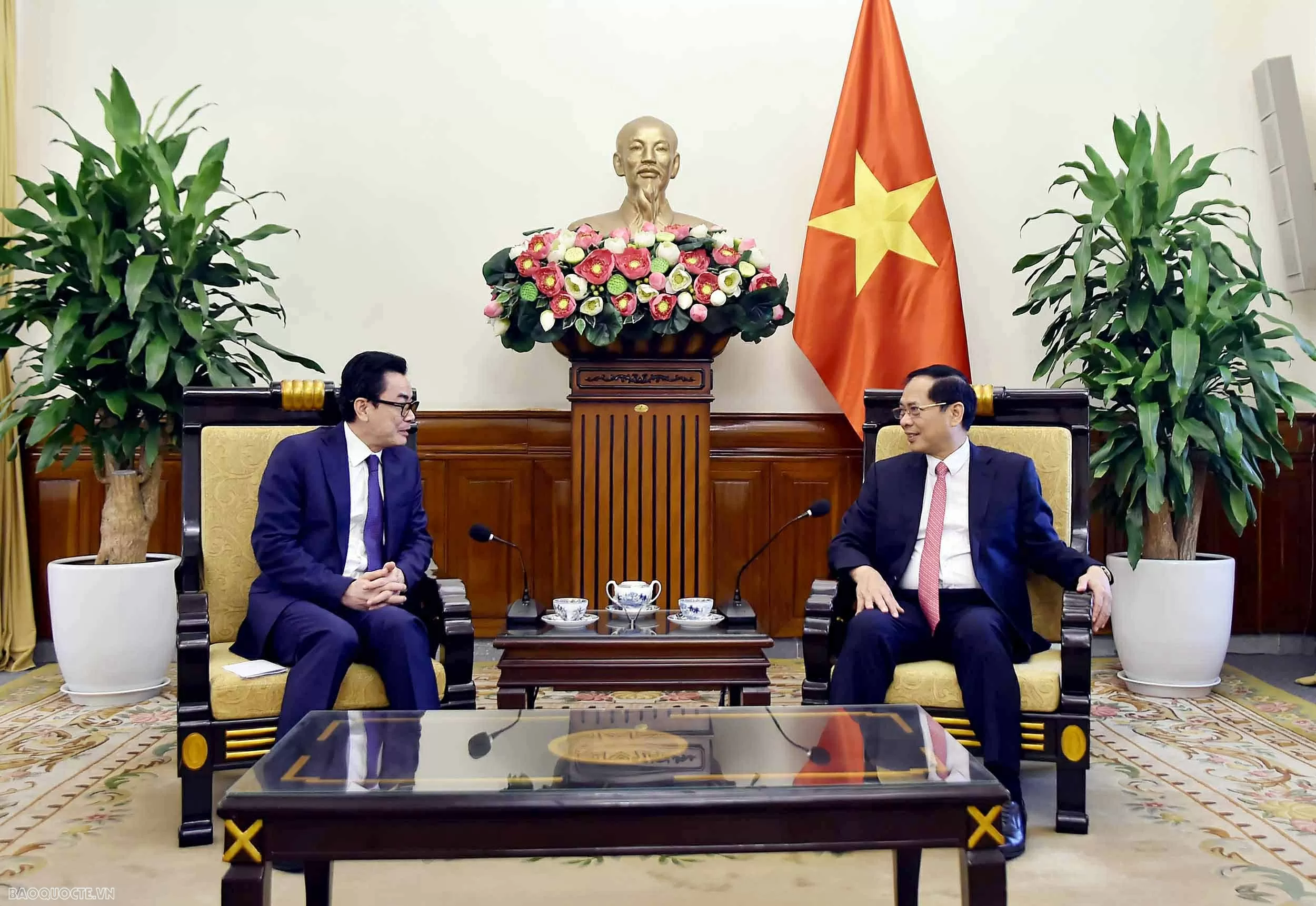 Phó Thủ tướng, Bộ trưởng Ngoại giao Bùi Thanh Sơn tiếp Quốc Vụ khanh Bộ Ngoại giao và Hợp tác quốc tế Vương quốc Campuchia Ung Rachana Phó Thủ tướng, Bộ trưởng Bùi Thanh Sơn tiếp Quốc vụ khanh Bộ Ngoại giao và Hợp tác quốc tế Campuchia