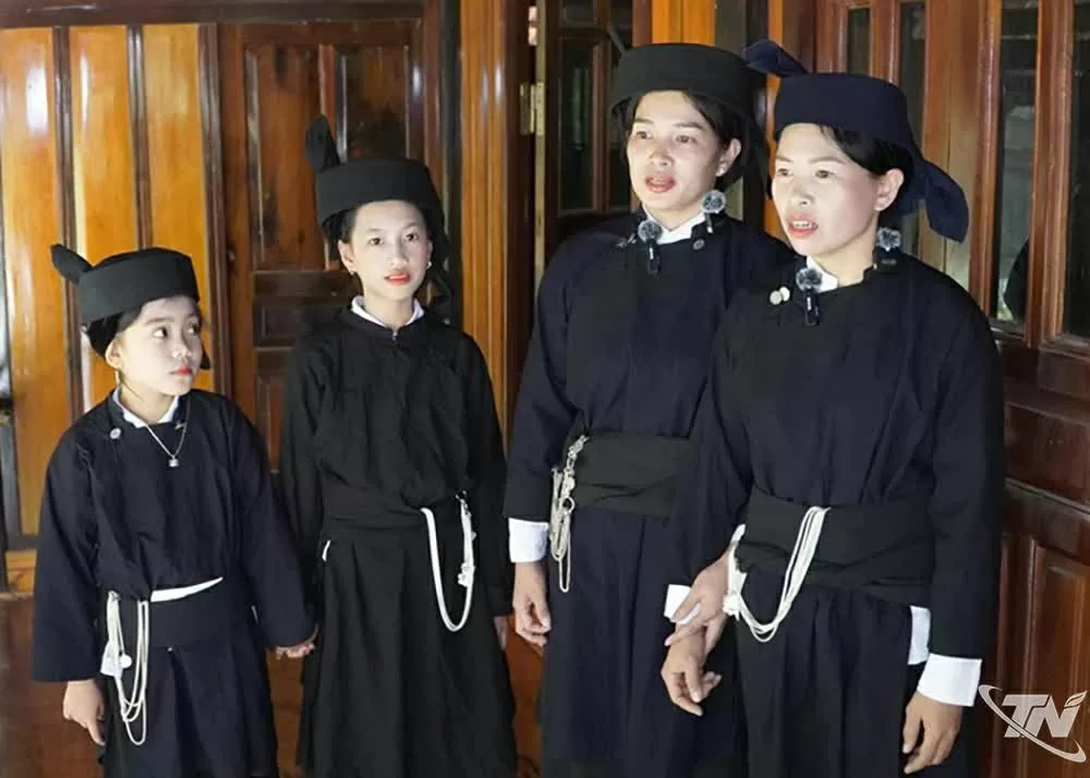 Truyền dạy hình thức trình diễn làn điệu Sli truyền thống của dân tộc Nùng. Truyền dạy hình thức trình diễn làn điệu Sli truyền thống của dân tộc Nùng.