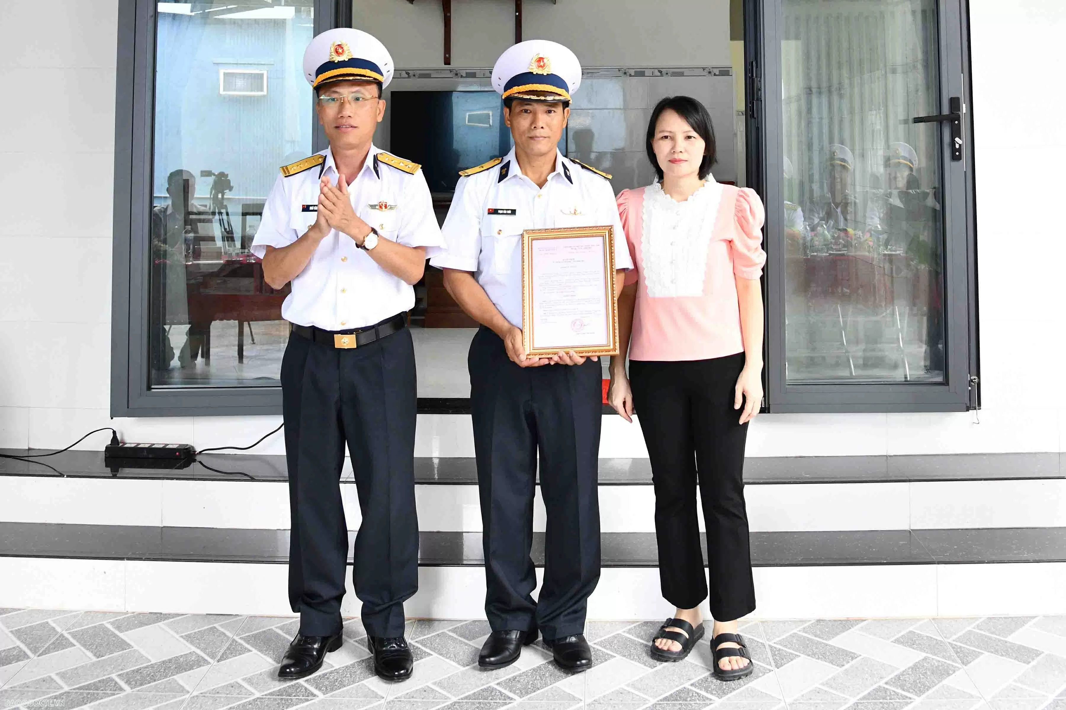 Bộ Tư lệnh Vùng 5 Hải quân bàn giao nhà đồng đội cho quân nhân có hoàn cảnh khó khăn