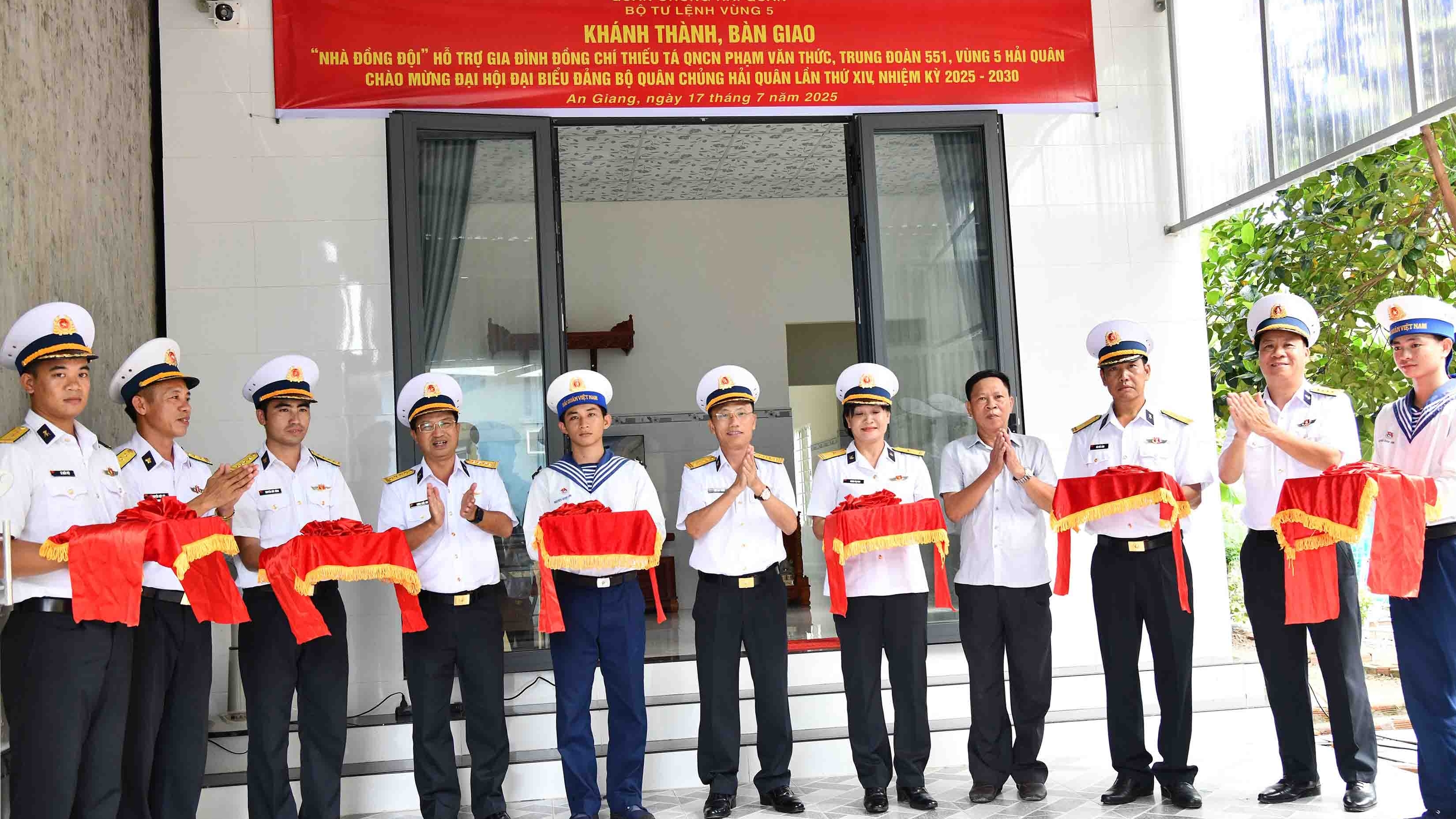 Bộ Tư lệnh Vùng 5 Hải quân bàn giao nhà đồng đội cho quân nhân có hoàn cảnh khó khăn