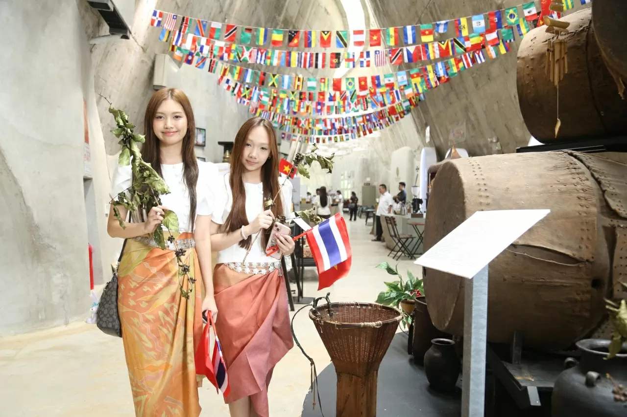 Nguyễn Thị Mi Na, kiều bào đến từ Thái Lan (bên trái) chia sẻ trải nghiệm với TG&VN. (ẢNh: Thành Long)