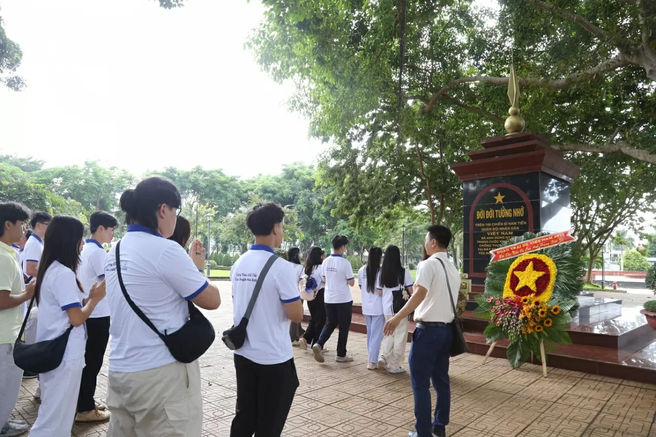 Đoàn thanh niên, sinh viên kiều bào tham dự Trại hè Việt Nam 2025 đã đến dâng hương tại Đài tưởng niệm hơn 100 chiến sĩ Nam tiến. (Ảnh: Thành Long)