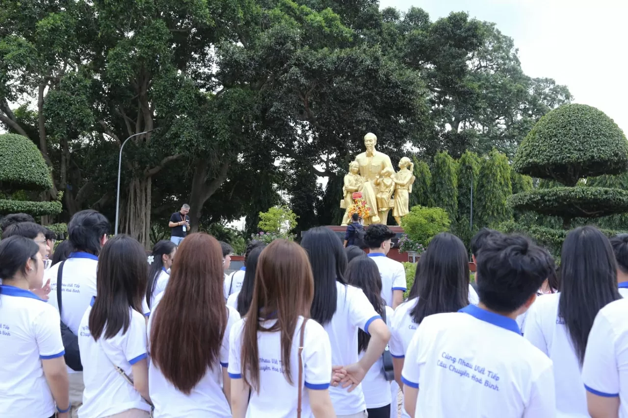 Đoàn thanh niên, sinh viên kiều bào dâng hoa tại Đài tưởng niệm Chủ tịch Hồ Chí Minh