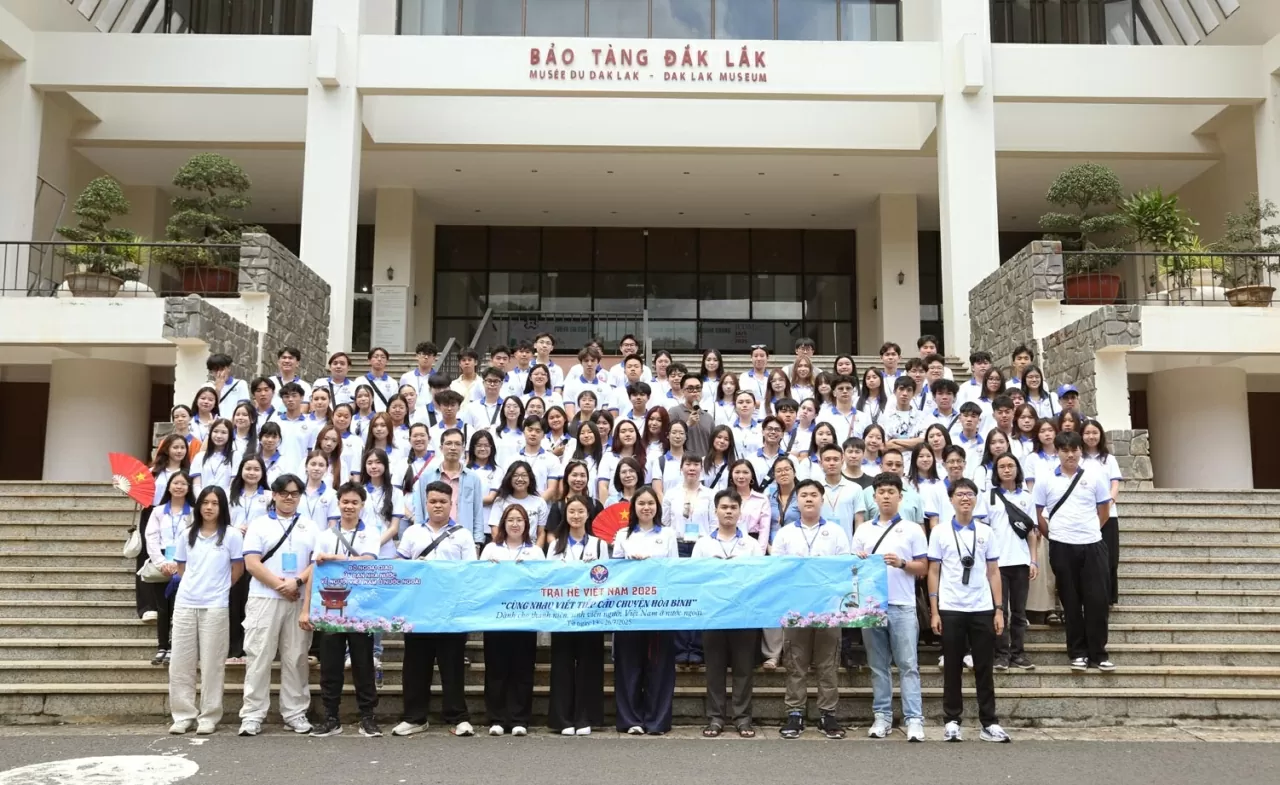 Đoàn thanh niên, sinh viên kiều bào chụp bức ảnh lưu niệm tại Bảo tàng tỉnh Đắk Lắk. (Ảnh: Thành Long)