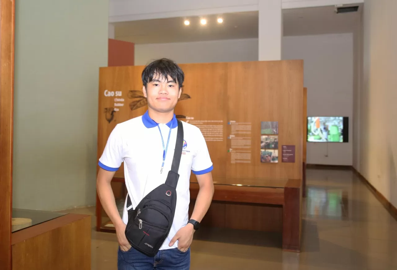 Phan Nam Khang đến từ Pháp chụp bức ảnh check-in tại Bảo tàng. (Ảnh: Thành Long)