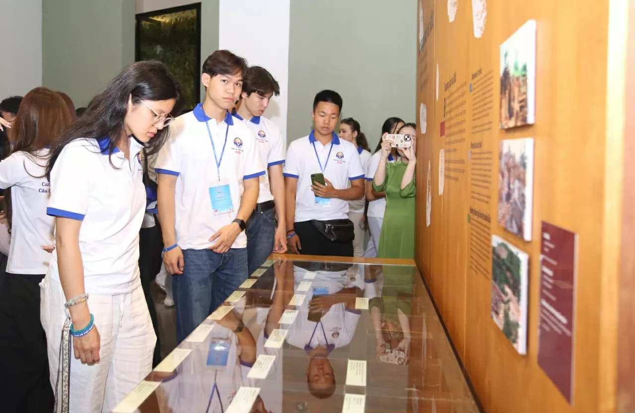 Đoàn thanh niên, sinh viên kiều bào tham quan Bảo tàng tỉnh Đắk Lắk. (Ảnh: Thành Long) Đoàn thanh niên, sinh viên kiều bào tham quan Bảo tàng tỉnh Đắk Lắk. (Ảnh: Thành Long)
