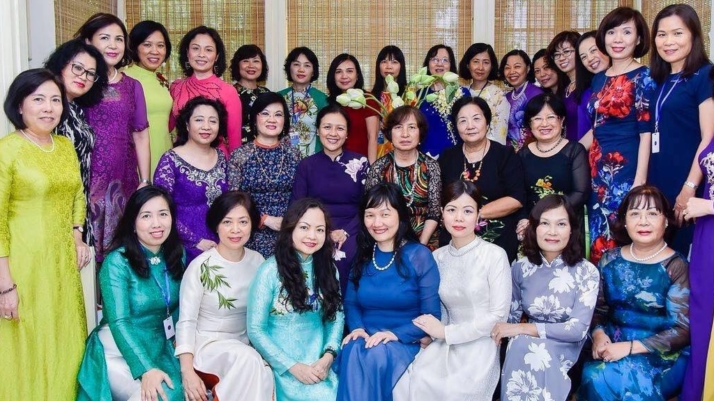 dai su nguyen nguyet nga nguoi thay luon chi bao tu cong viec den cuoc song hang ngay