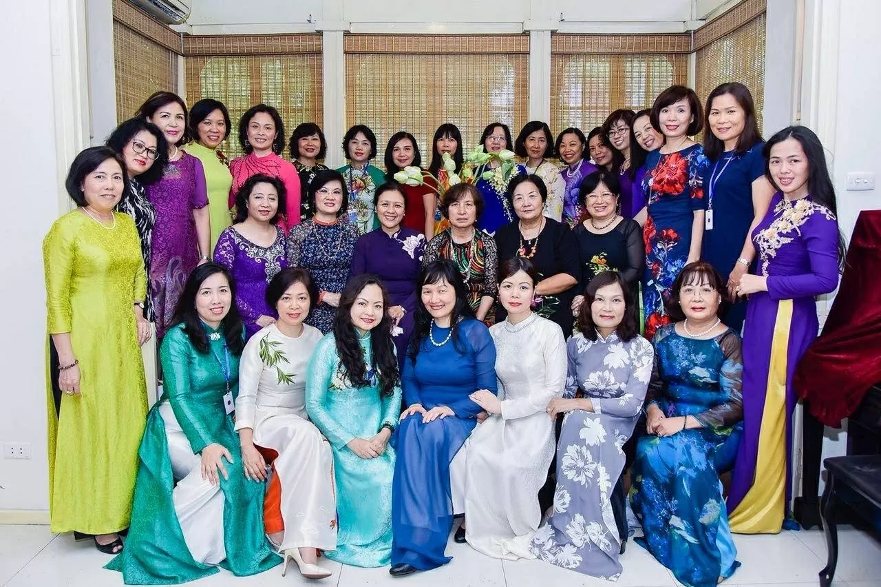 Hàng giữa từ trái: Đại sứ Nguyễn Nguyệt Nga (thứ hai), Đại sứ Nguyễn Phương Nga cùng các nhà ngoại giao nữ. (Ảnh....) Hàng giữa từ trái: Đại sứ Nguyễn Nguyệt Nga (thứ hai), Đại sứ Nguyễn Phương Nga cùng các nhà ngoại giao nữ. (Ảnh....)