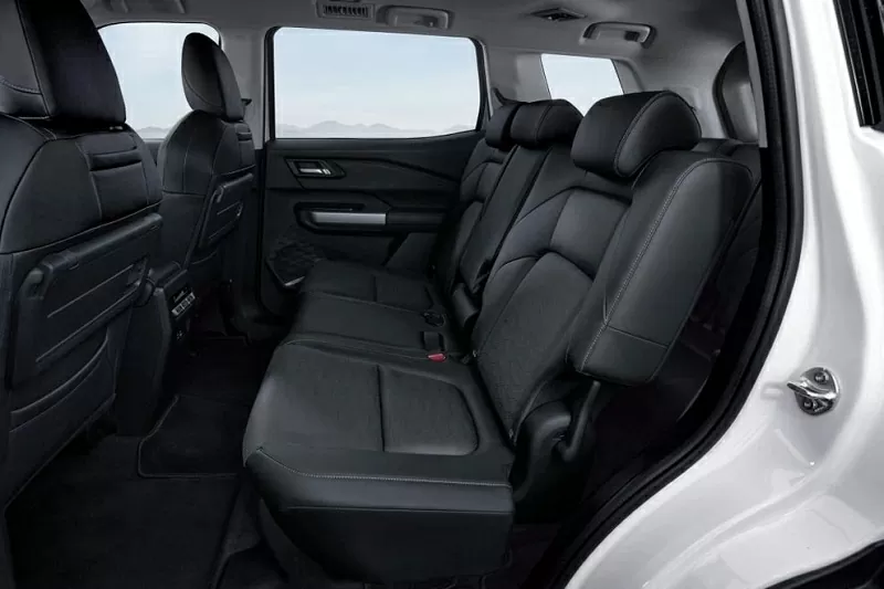 Cửa gió âm trần và cổng sạc USB-A, USB-C được bố trí ở cả hàng ghế thứ hai và ba