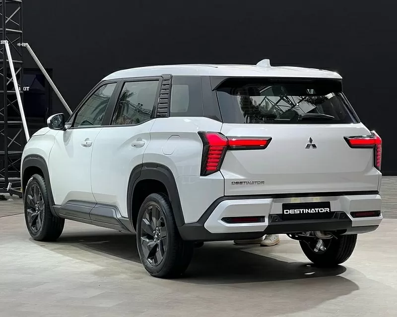 Gương chiếu hậu điện tử và nút bấm mở cửa dạng ẩn đều bị loại bỏ, đảm bảo yếu tố thực dụng và giá thành sản phẩm