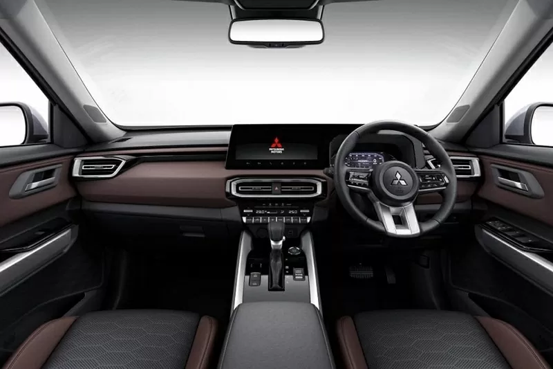 Khu vực bệ trung tâm đơn giản hơn DST Concept, thiếu cần số điện tử mô phỏng cần lái của máy bay phản lực và núm xoay chuyển chế độ lái 