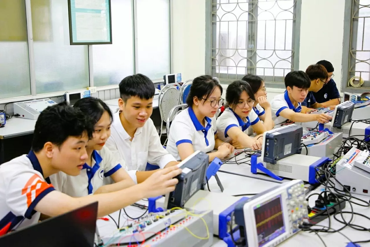 Trường ĐH Công nghệ (ĐHQGHN) công bố điểm sàn xét tuyển năm 2025 Trường ĐH Công nghệ (ĐHQGHN) công bố điểm sàn xét tuyển năm 2025