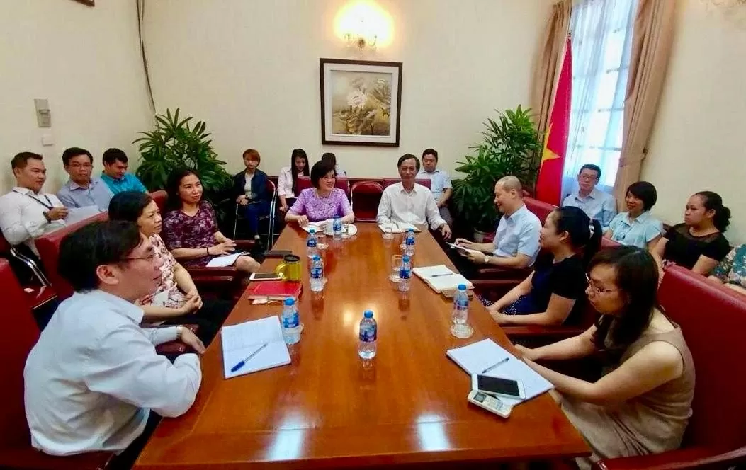 Đại sứ, Vụ trưởng Nguyễn Thị Nguyệt Nga trong một lần chia sẻ, trao đổi kinh nghiệm với Vụ ĐNA-NA-NTBD, tháng 6/2018. (Ảnh TGCC) Từ trang giấy trắng đến hành trình trưởng thành – Dấu ấn Đại sứ Nguyễn Nguyệt Nga trong tôi