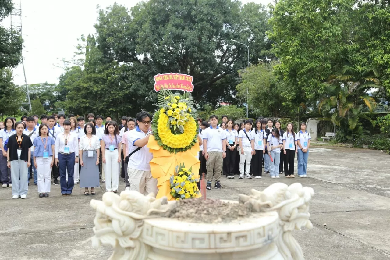 Đoàn Trại hè Việt Nam 2025 đến dâng hoa, dâng hương tưởng nhớ các anh hùng liệt sĩ tại khu di tích ngục Kon Tum. (Ảnh: Thành Long)