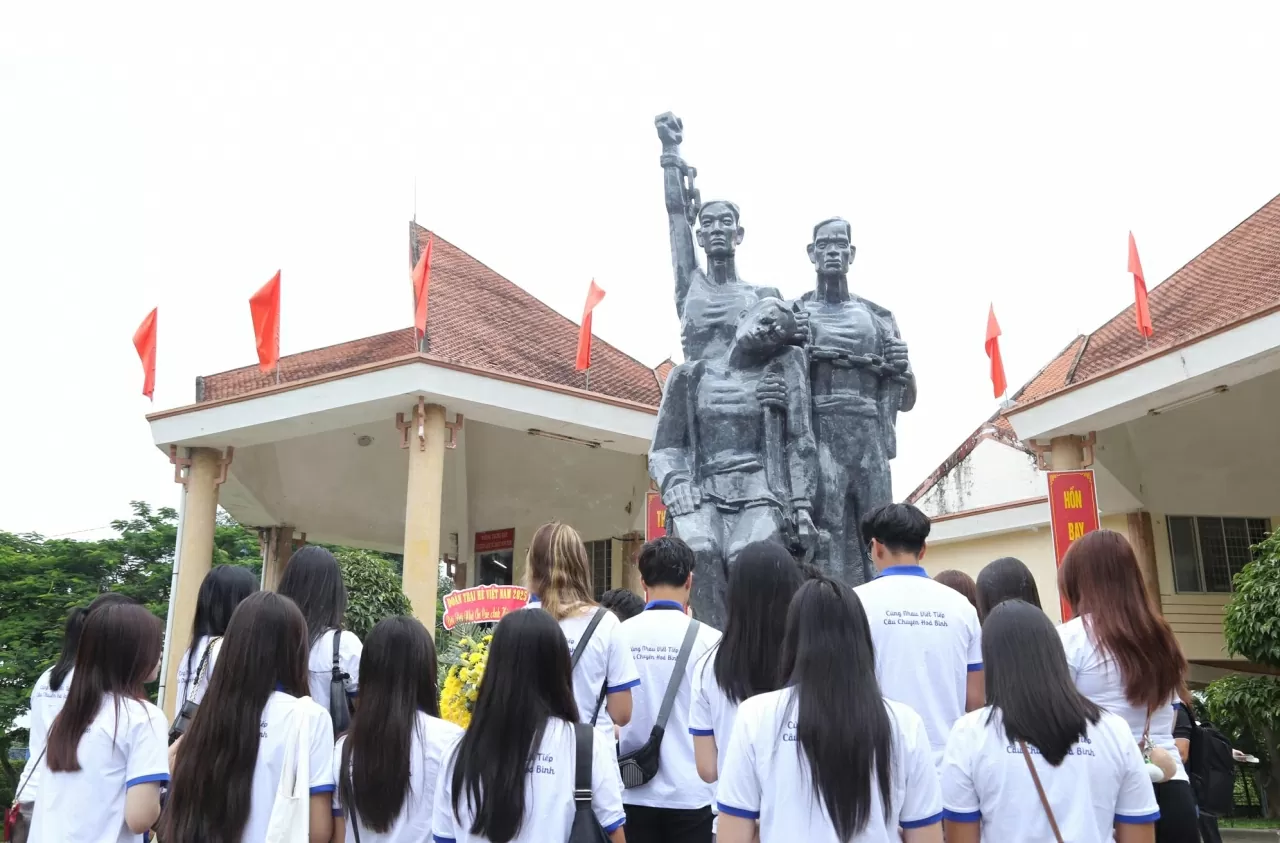 Đoàn Trại hè Việt Nam 2025 đến dâng hoa, dâng hương tưởng nhớ các anh hùng liệt sĩ tại khu di tích ngục Kon Tum. (Ảnh: Thành Long)