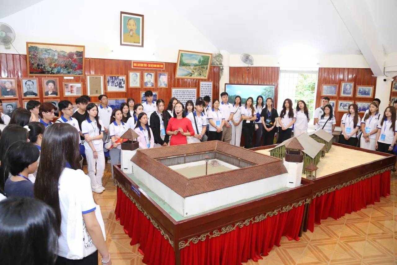 Các kiều bào trẻ tham quan phòng trưng bày, tìm hiểu về những chiến công hiển hách, những hy sinh của các thế hệ đi trước. (Ảnh: Thành Long) Các kiều bào trẻ tham quan phòng trưng bày, tìm hiểu về những chiến công hiển hách, những hy sinh của các thế hệ đi trước. (Ảnh: Thành Long)
